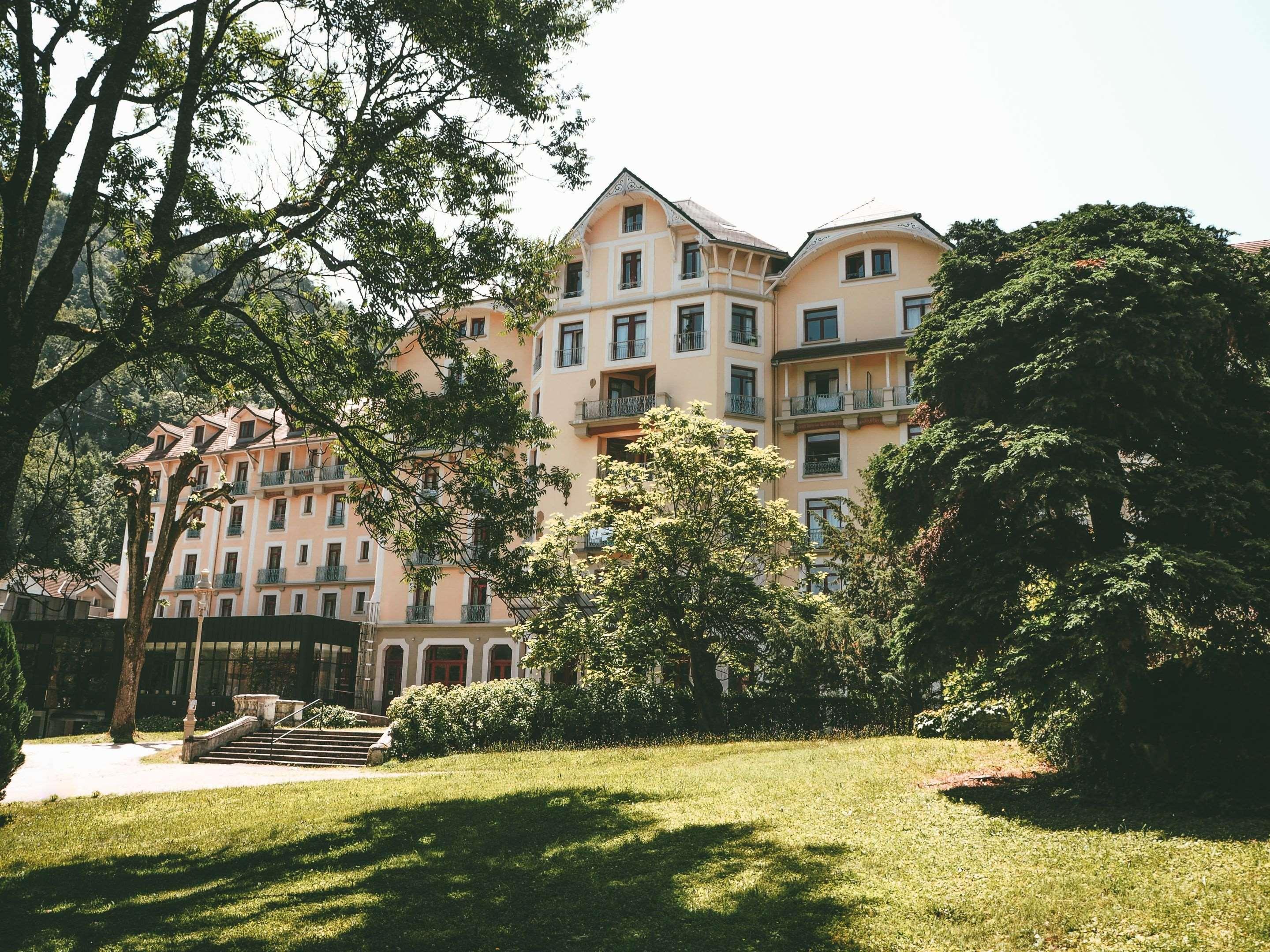 Terres De France - Appart'Hotel Le Splendid Allevard Exterior foto