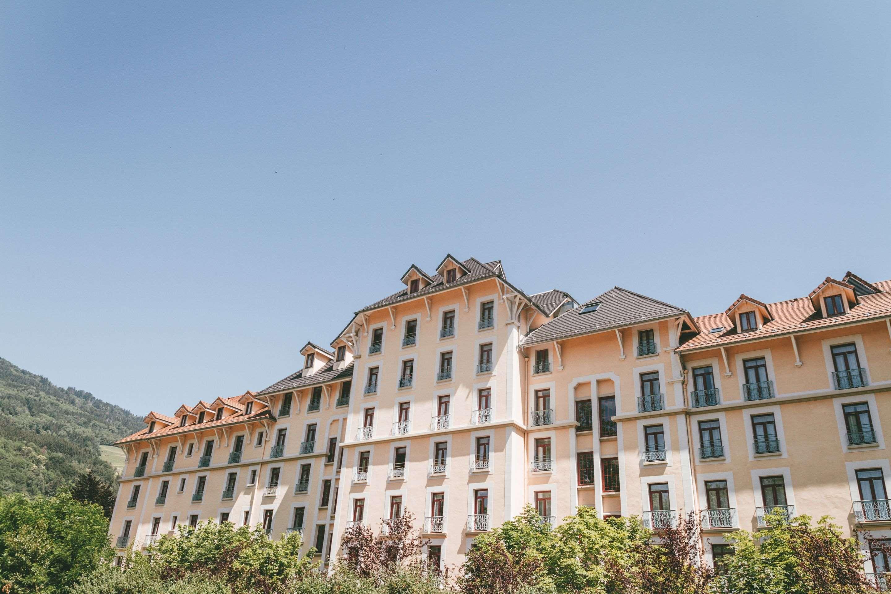 Terres De France - Appart'Hotel Le Splendid Allevard Exterior foto