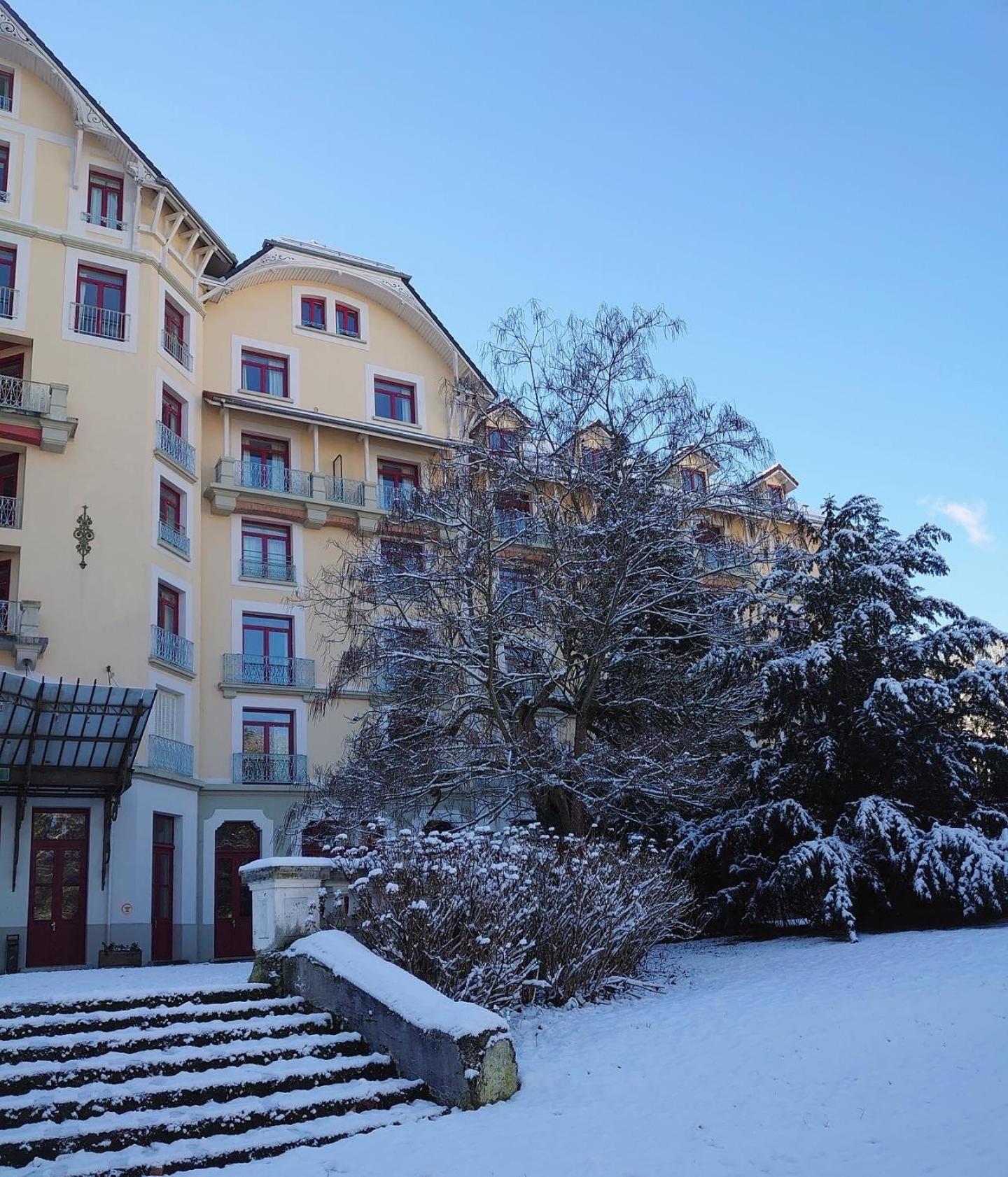 Terres De France - Appart'Hotel Le Splendid Allevard Exterior foto